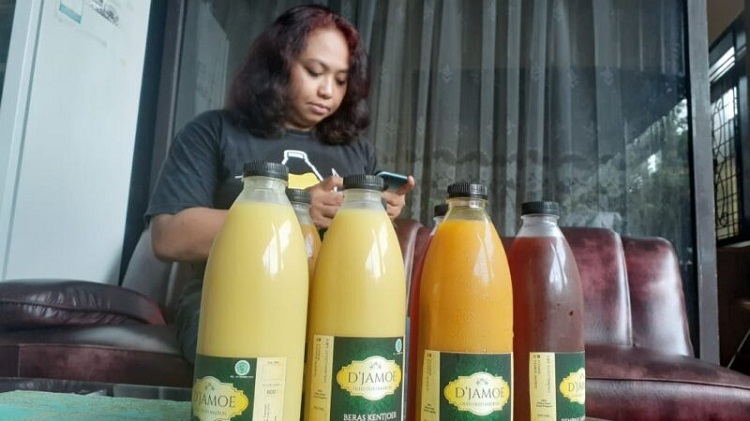 Oktavia Purnawati, pemilik usaha D’jamoe di Kota Madiun. SP/ MDN
