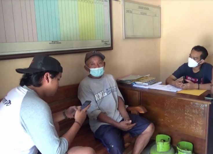 Pelaku saat dimintai keterangan di kantor polisi.