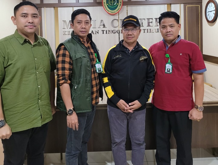 Pelaku AW (bertopi) saat diamankan tim intelijen Kejati Jatim. AW diamankan di Magelang, Jawa Tengah.