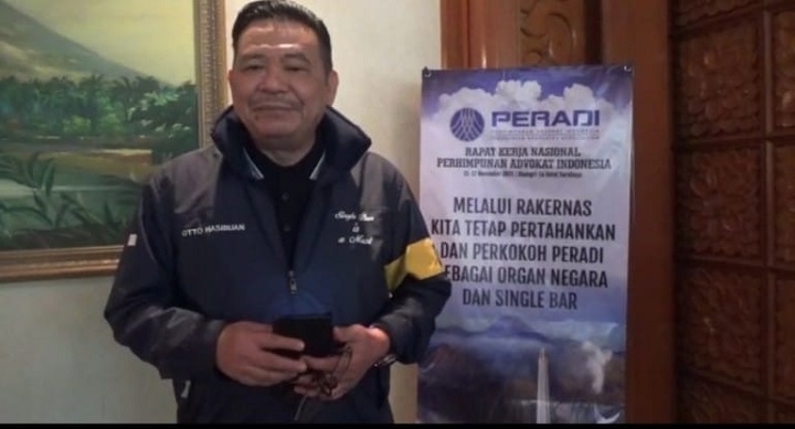 Otto Hasibuan diwawancarai wartawan di sela Rakernas Peradi di Surabaya. SP/ Bayu