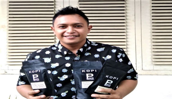 Ferroza Dharmagtha dengan kopi Pacewetan produksinya. SP/ PCT