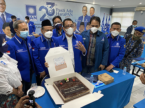 Peringatan 23 Tahun digelar pengurus DPW PAN Jatim sambil menunjukkan kue kiriman Gubernur Khofifah, Senin (23/8/2021). SP/RKO