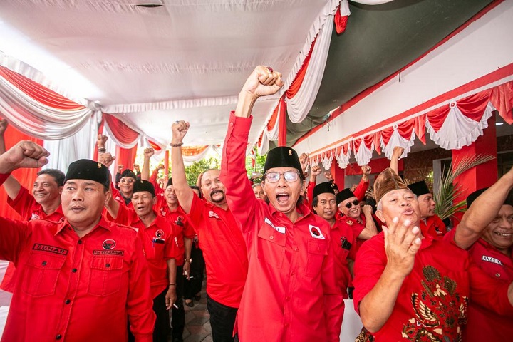 Teriak pekik merdeka dari para kader PDIP Surabaya saat menonton bareng di kantor DPC PDIP Surabaya, Rabu (18/10/2023). SP/Alqomar