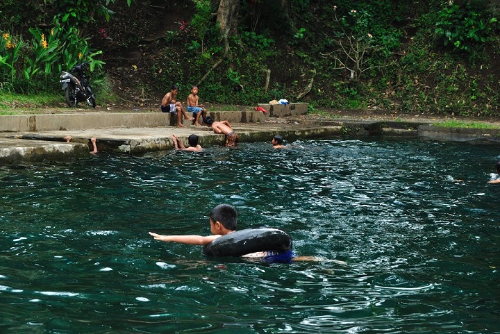 Wisata pemandian alam Umbulan ditutup karena air pemandiang mengandung bakteri E-Coli.