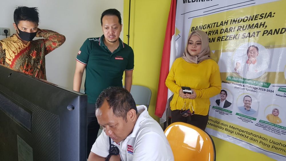 Ketua DPD Partai Golkar Jatim M Sarmuji melakukan gradi resik sekaligus mengecek kesiapan Webinar berskala nasional, Minggu (17/5/2020).  