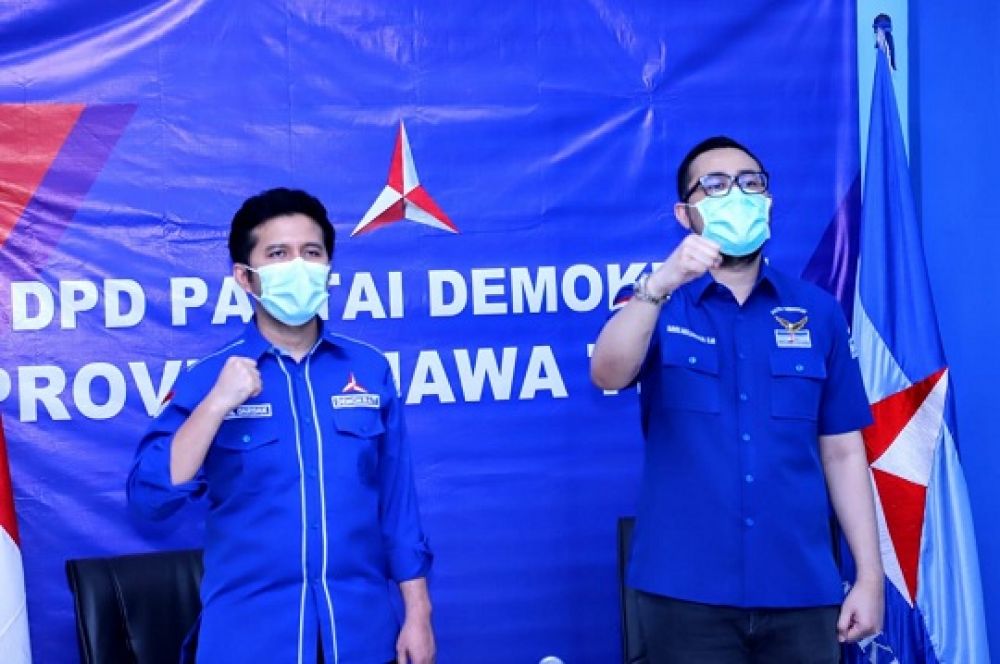 plt Ketua Demokrat Jatim Emil Dardak bersama Sekretaris Bayu Airlangga saat mengikuti Rapimnas Demokrat secara virtual dari kantor DPD PD Jatim, Jumat (25/9/2020). SP/ Riko Abdiono.
