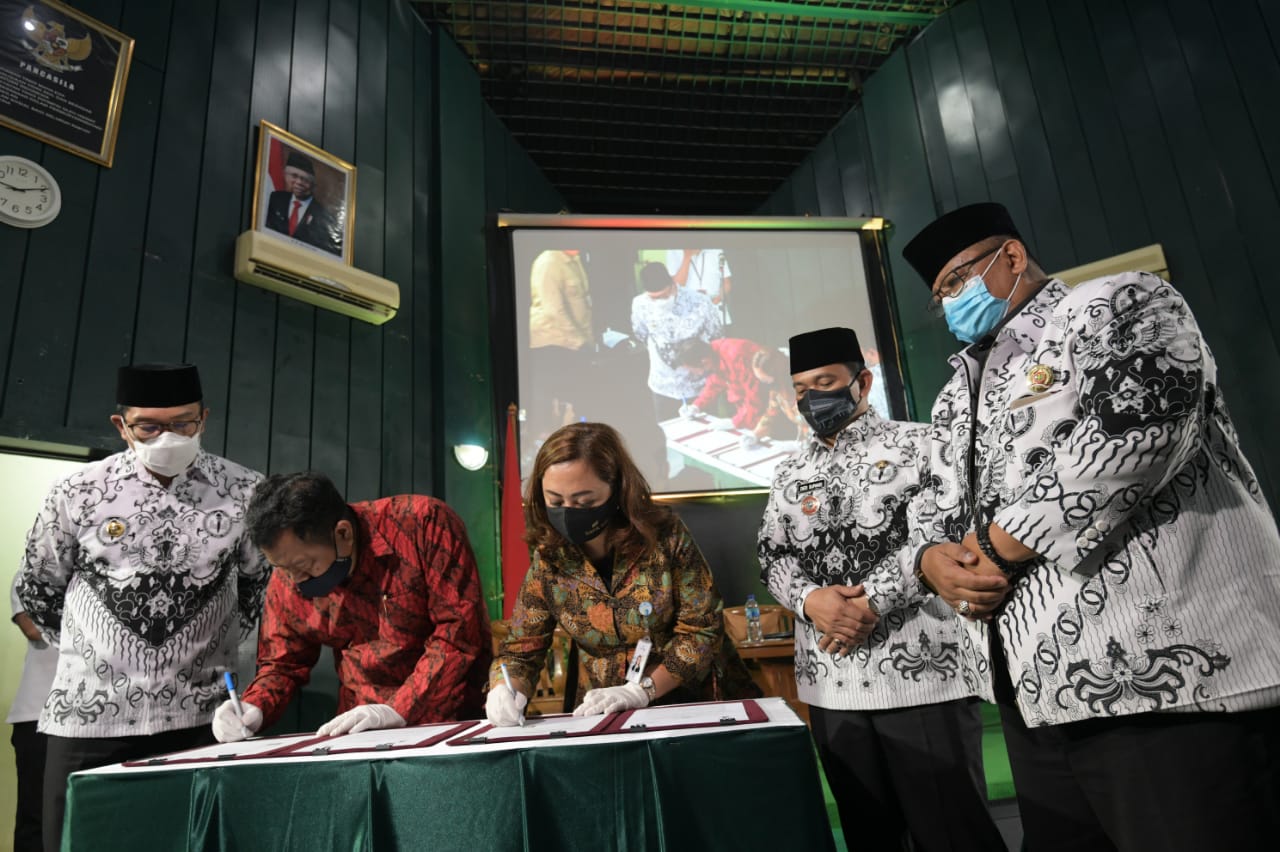 Gubernur Jawa Barat Ridwan Kamil (kiri) menyaksikan MoU Program Rumah Bersubsidi untuk Guru dan karyawan Sekolah saat peringatan hari Guru Nasional 25 November 2020.