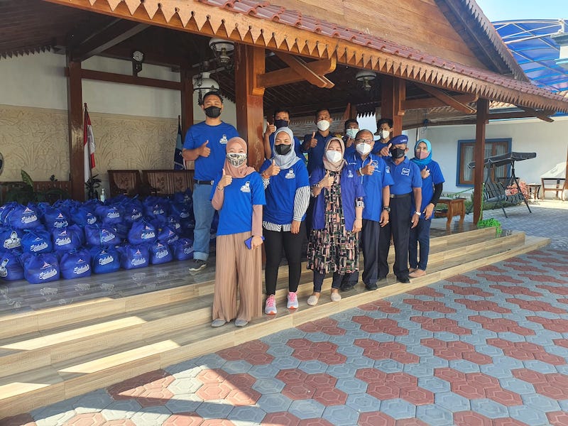 Anggota Fraksi Partai Demokrat DPRD Jatim Kuswanto memberikan sembako untuk masyarakat di Daerah Pemilihan Mojokerto-Jombang.