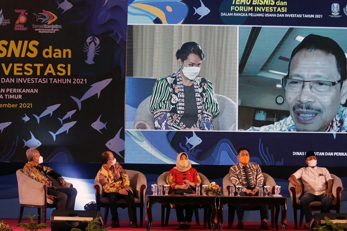 Kepala Dinas Kelautan & Perikanan Jatim Dr Ir Dyah Wahyu Ermawati (tengah) didampingi  Ketua Kadin Jatim Adik Dwi Putranto (dua dari kiri), dan Ir Amak M. Yoqoub CEO PT Spiralife Biotkenologi Indonesia  (dua dari kanan) dalam acara Temu Bisnis dan Forum I