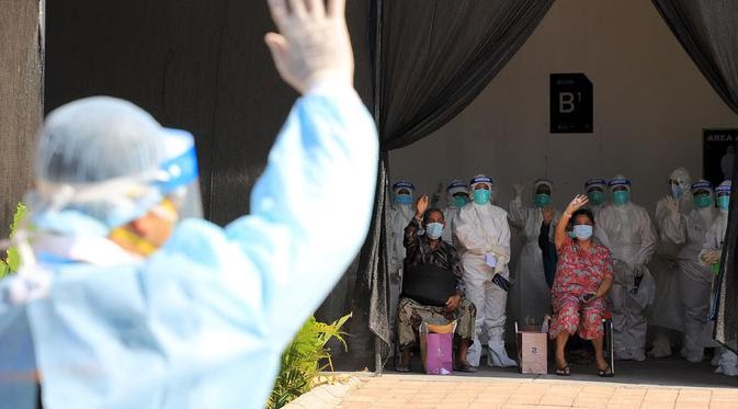 Pasien Covid-19 Omicron di Surabaya yang sembuh mengucapkan selamat tinggal pada nakes di RS Lapangan, kemarin.