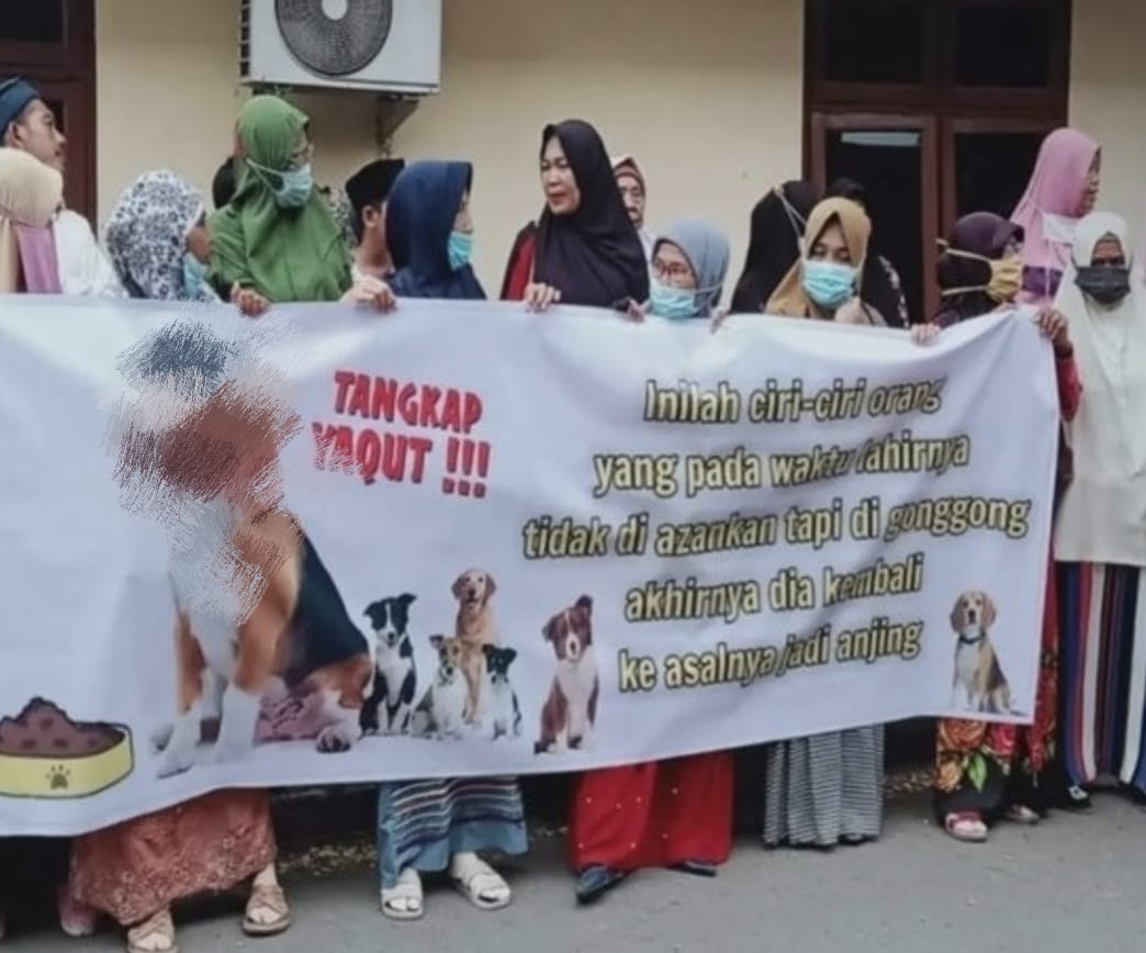 emak2 membawa poster bergambar Yaqut berubah menjadi anjing