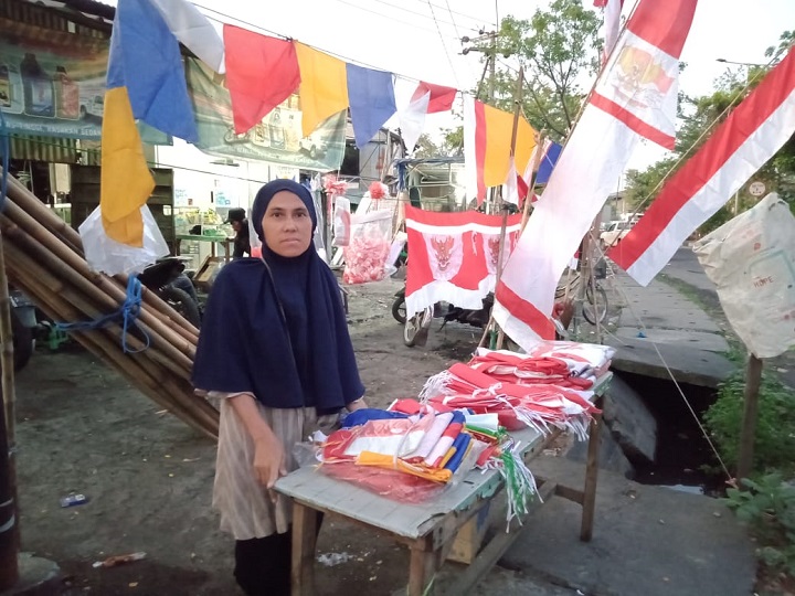 Bia, penjual bendera di daerah Simo Pomahan Baru merasakan sepi pembeli selama dirinya berjualan sejak awal bulan Agustus 2022 lalu. SP/Amin