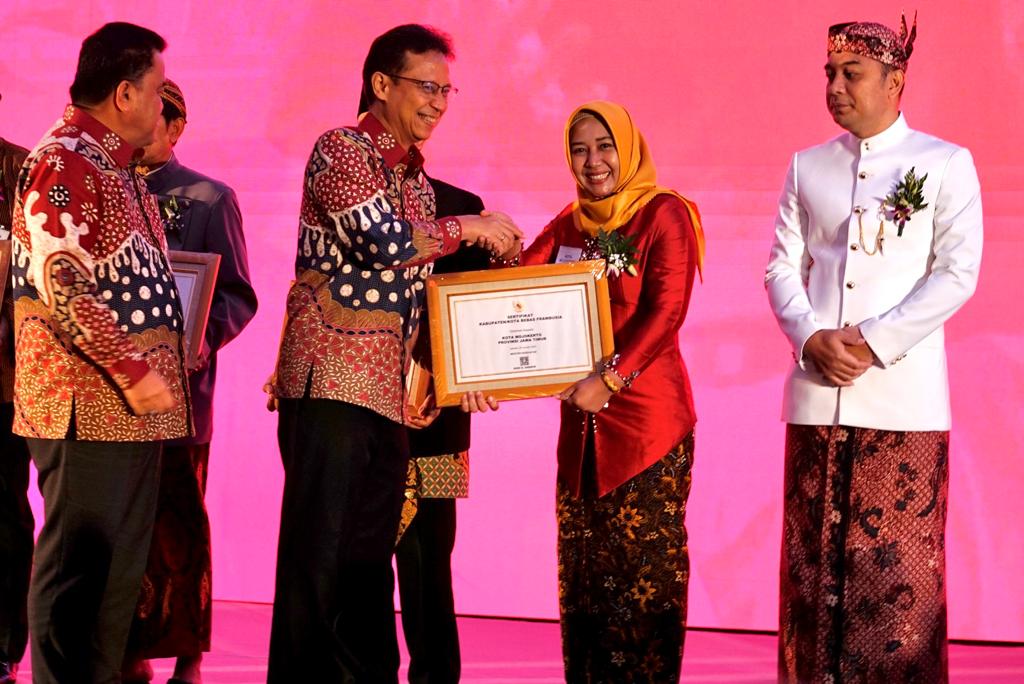 Wali Kota Mojokerto Ning Ita saat menerima Penghargaan dari Kemenkes RI

