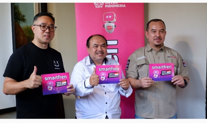 (ki-ka) Roberto Saputra, Chief Brand Officer Smartfren; Plt. Kepala Dinas Kominfo Sidoarjo, Drs. Didik Triwahyudi, M.Si; dan Yulianto, Regional Head North East Java Smartfren dalam media update Smartfren WOW 100% Sidoarjo, Rabu (12/7)