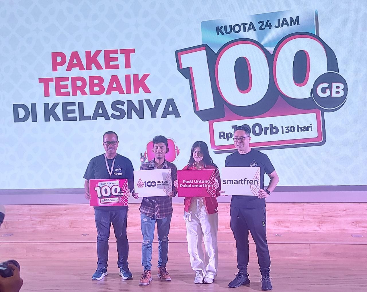 Peluncuran paket internet Smartfren kuota 100 GB dengan harga Rp100 ribu, masa 30 hari dan 24 Jam untuk Indonesia, Jakarta, Selasa (25/7). (Ist)
