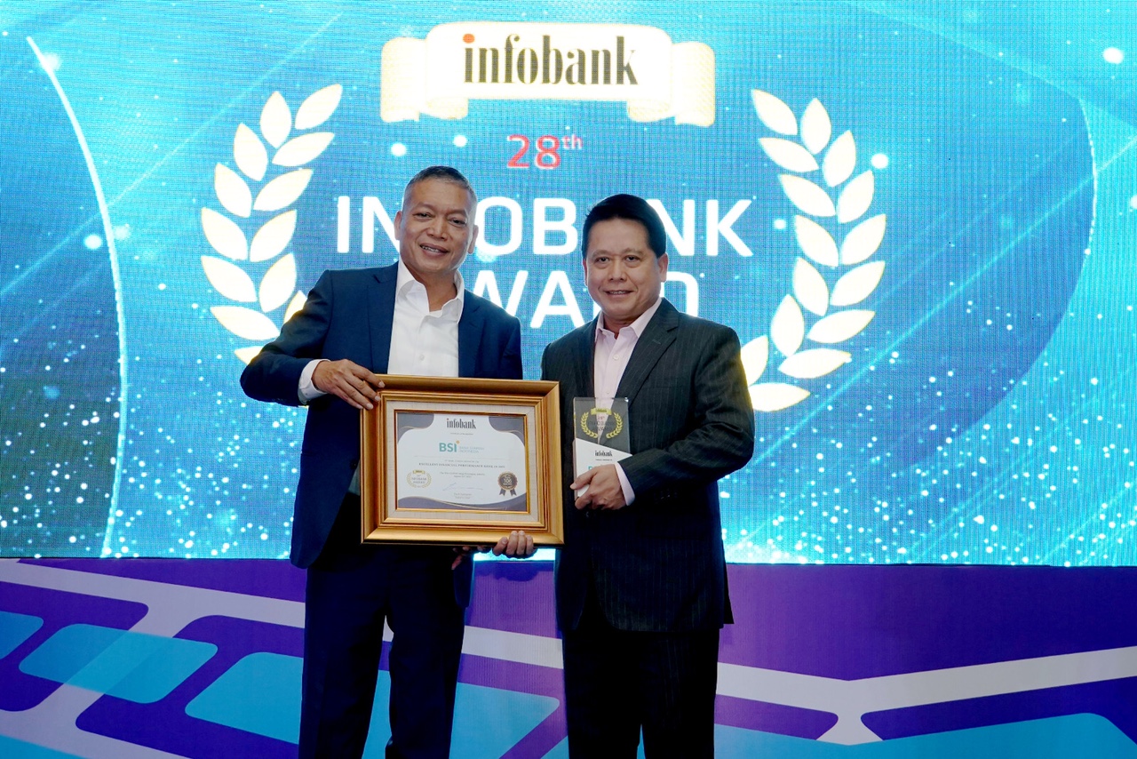 Direktur Utama PT Bank Syariah Indonesia Tbk (BSI) Hery Gunardi (kanan) menerima penghargaan The Best Financial Performance Bank in 2022 (KBMI 3) Asset > IDR 200 Trillion dan Excellent Financial Performance Bank in 2022 dari 28th Infobank Award pada acara