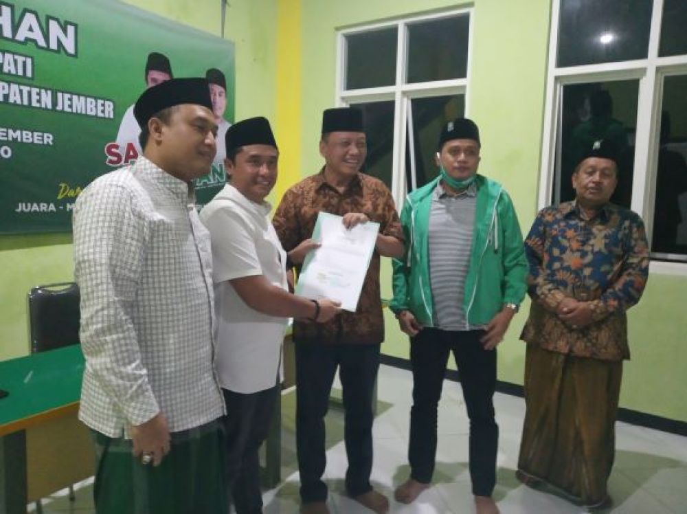 Pasangan Abdussalam-Ifan Ariadna Wijaya (dua dari kiri dan kiri) saat menerima rekomendasi dukungan dari Ketua DPC PKB Jember, Syaiful Bahri Anshori (tengah) pada Jumat 4 September 2020, malam.