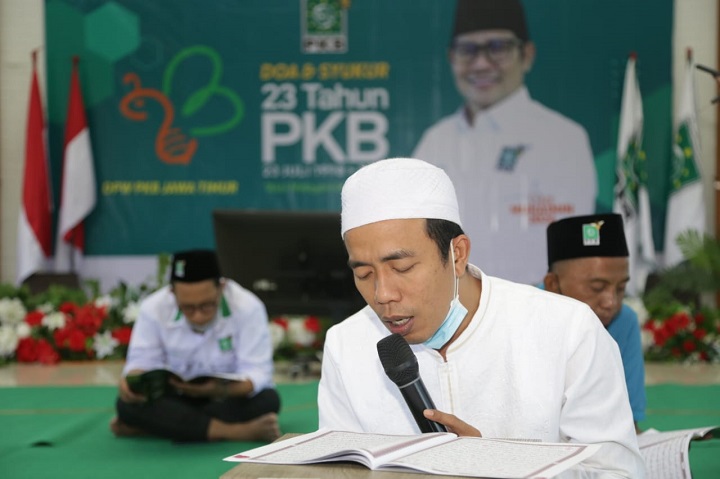 Bendahara DPW PKB Jatim Fauzan Fuadi memimpin Doa bersama dan Khotmil Quran di puncak Harlah 23 Tahun PKB, Jumat (23/7/2021). SP/Riko Abdiono