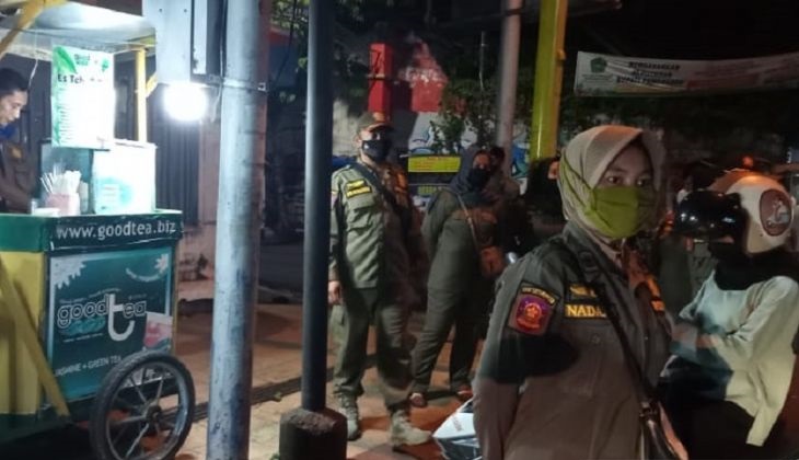 Petugas Satpol PP menertibkan sejumlah PKL pada Senin (1/11) malam.