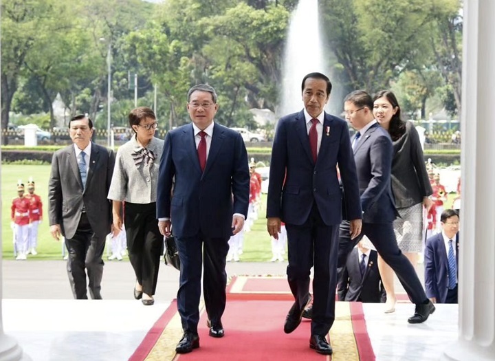 Presiden Jokowi menerima kunjungan resmi Perdana Menteri Republik Rakyat Tiongkok (RRT) atau China, Li Qiang di Istana Merdeka, Jumat siang.