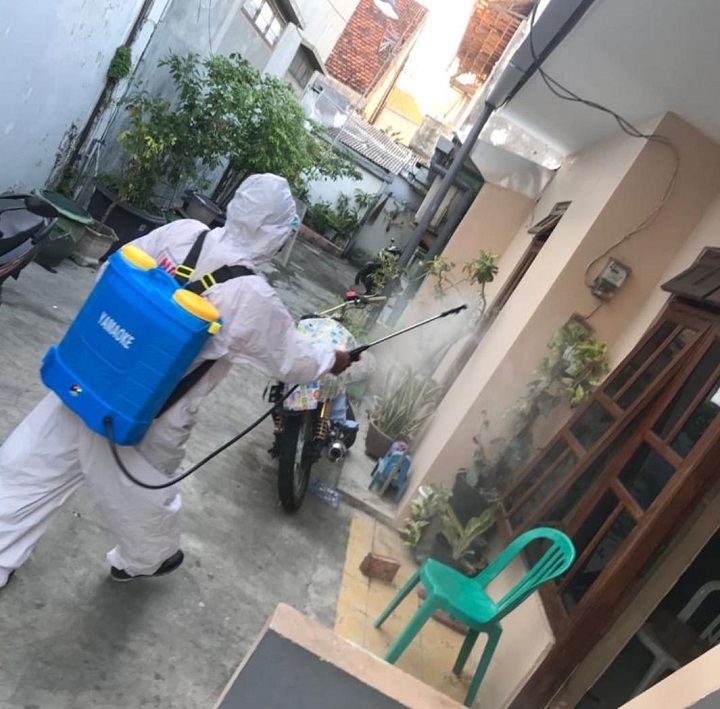 Penyemprotan disinfektan di wilayah kampung tangguh RW 02 Asem Bagus Surabaya. SP/Sammy mantolas