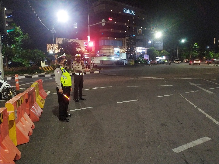 Petugas kepolisian sedang berjaga dan mengatur di penyekatan Kupang Indah, Jumat (16/7/2021) sore kemarin. Sp/Anggadia