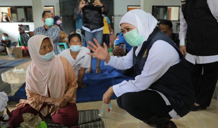Gubernur Khofifah saat meninjau salah satu Kampung Tangguh di Madiun, Minggu (7/2/2021) kemarin. Kampung Tangguh sudah lebih dulu dilakukan sebelum kebijakan PPKM Mikro. SP/humas pemprov