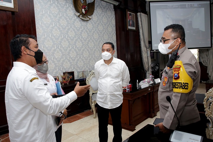Wali Kota Surabaya Eri Cahyadi saat berbincang dengan beberapa pihak terkait kebijakan perpanjangan PPKM Mikro. 