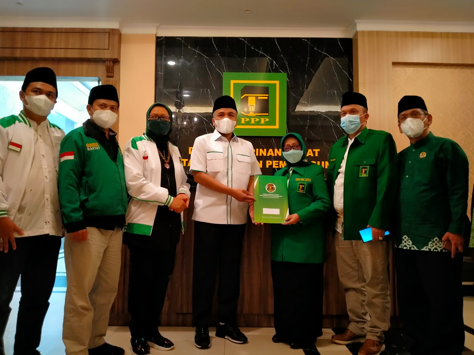 Ketua DPW PPP Jatim Munjidah Wahab (tengah) mendapat SK dari DPP PPP di Jakarta, 21/9/2021.