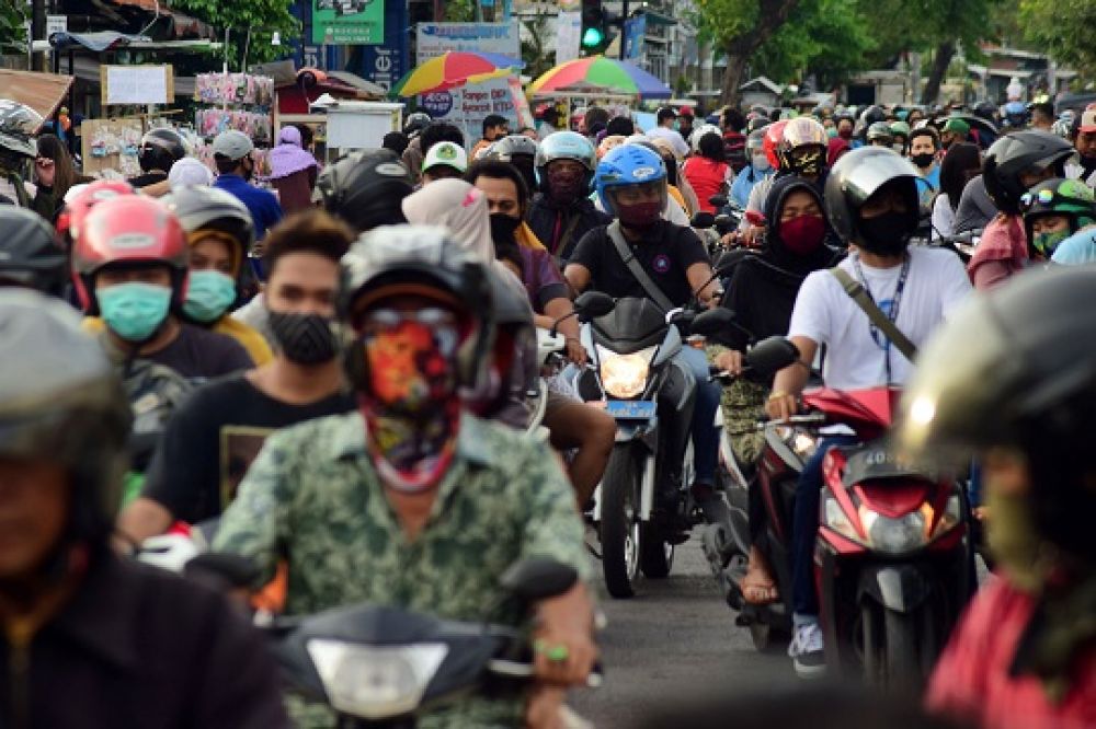 Hingga Senin (18/5/2020) sore hari, warga kota Surabaya di daerah Wiyung, masih memadati jalanan meski sedang menjalani PSBB. Mereka seolah ingin hidup berdamai dengan Corona.
Foto: SP/Patrik
