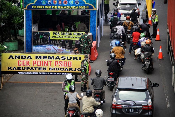 Kondisi pemeriksaan cek point di perbatasan Sidoarjo dan Surabaya, bulan April-Mei 2020 lalu saat dilakukan PSBB jilid II. Sp/Patrick