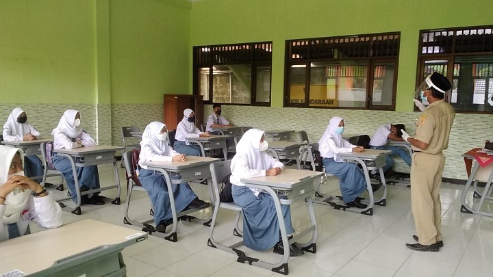 Kegiatan belajar mengajar secara tatap muka di salah satu sekolah di Surabaya. 