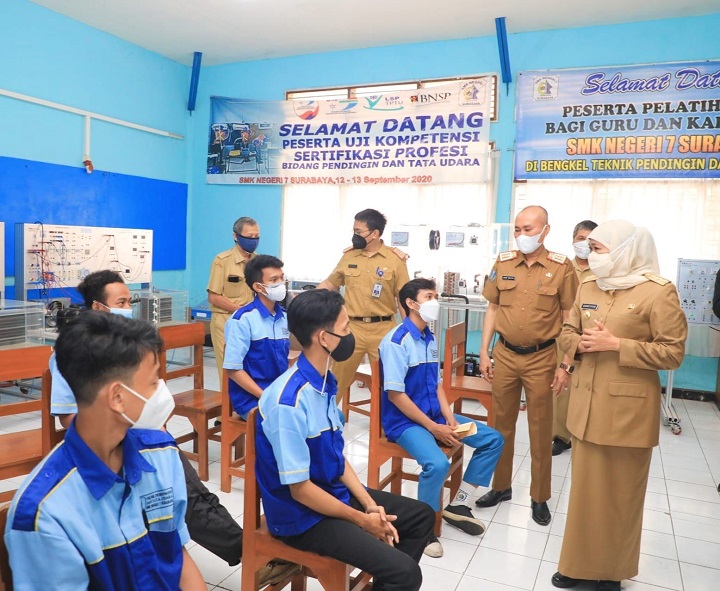 Gubernur Khofifah tinjau pelaksanaan PTM Terbatas di SMKN 7 Surabaya, Senin (30/8/2021). SP/humas pemprov jatim