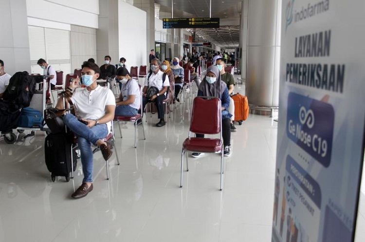 Calon penumpang antri untuk tes deteksi COVID-19 dengan metode GeNose C-19 di Lobby Baru Terminal 1 Bandara Internasional Juanda di Sidoarjo. SP/ SBY