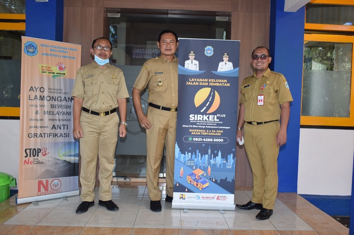 Bupati ditemani Kepala DPU Bina Marga saat berpose di samping bedroup layanan SIRKEL. SP/MUHAJIRIN KASRUN