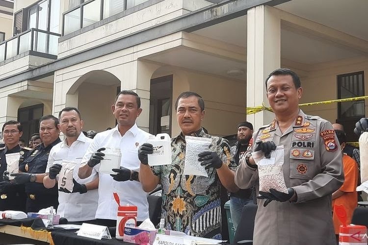 Kabareskrim bersama Polda Banten saat mengungkap sebuah pabrik narkotika di daerah Tangerang, akhir pekan kemarin.