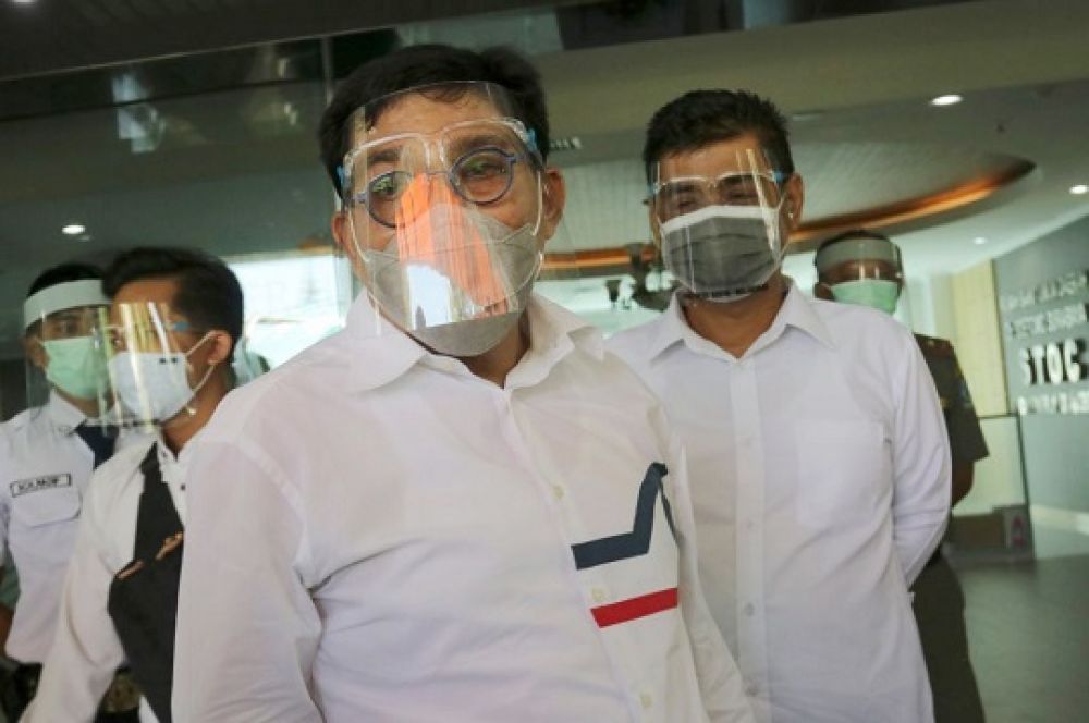 Paslon Machfud Arifin dan Mujiaman menyapa beberapa wartawan saat melakukan tes kesehatan di Graha Amerta RSU dr Soetomo Surabaya, Jumat (18/9/2020). Sp/alqomar