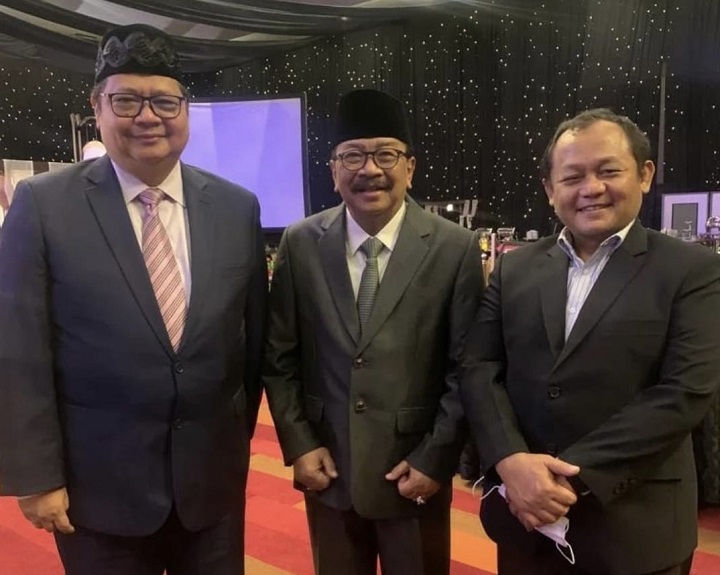 Pakde Karwo (tengah) diapit oleh Sarmuji, Ketua DPD Partai Golkar Jatim dan Ketua Umum Partai Golkar Airlangga Hartarto.