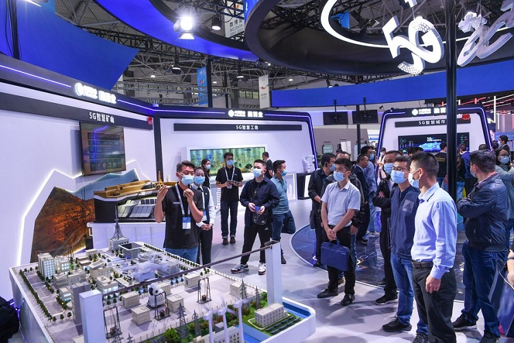 Pengunjung menonton pameran kecerdasan 5G di China International Big Data Industry Expo 2021 di Guiyang. SP/ CH