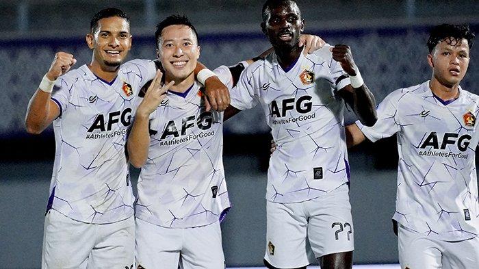 Para pemain Persik Kediri merayakan gol saat lawan Dewa United di Liga 1 Indonesia 2022/2023, Kamis (30/3/2023). Foto: Persik Kediri.