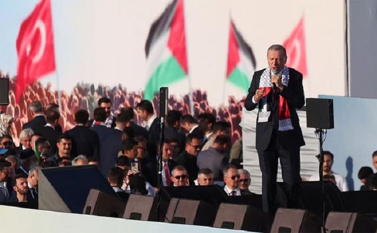 Presiden Turki Tayyip Erdogan berbicara dalam rapat umum solidaritas dengan warga Palestina di Gaza, di tengah konflik yang sedang berlangsung antara Israel dan kelompok Islam Palestina Hamas, di Istanbul, Turki. SP/ Reuters