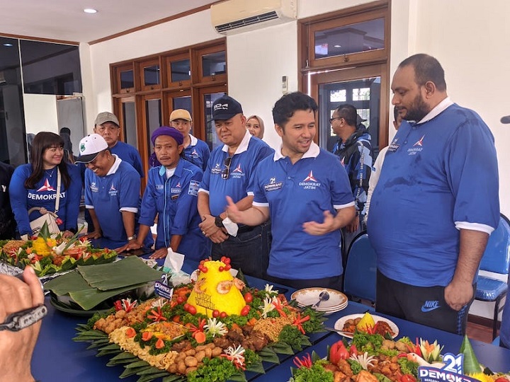 Ketua Partai Demokrat Jatim Emil Dardak bersama para pengurus saat tasyakuran HUT 21 Tahun di Surabaya, Jumat (9/9/2022).  SP/Riko