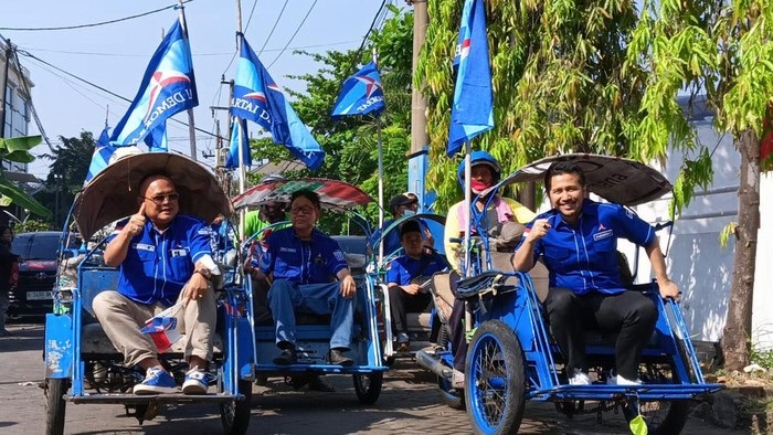 Emil Dardak, sembari naik becak motor (bentor) mengantarkan 120 bacaleg Partai Demokrat ke KPU Jatim, Minggu (14/5/2023). SP/Riko Abdiono