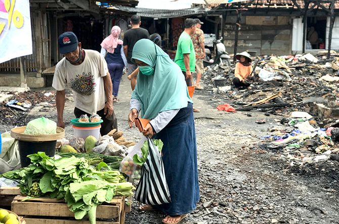 Aktivitas jual beli di Pasar Campurdarat, pedagang membuat lapak darurat dekat lokasi yang terbakar. SP/ TLG