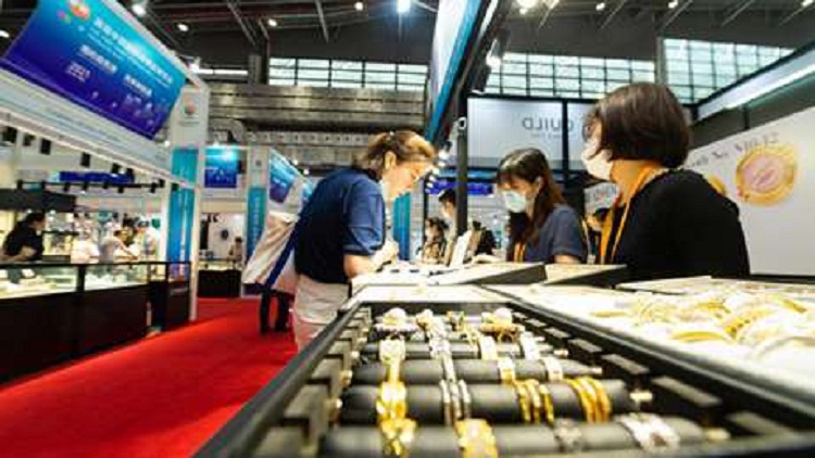 Aktivitas berdagang emas di salah satu toko di China. SP/ CH