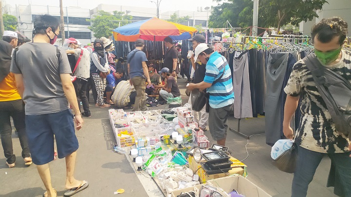 Suasana pasar kaget di daerah Tugu Pahlawan, Minggu (8/11/2020) pagi di tengah pandemi Covid-19. Sp/Byta Indrawati