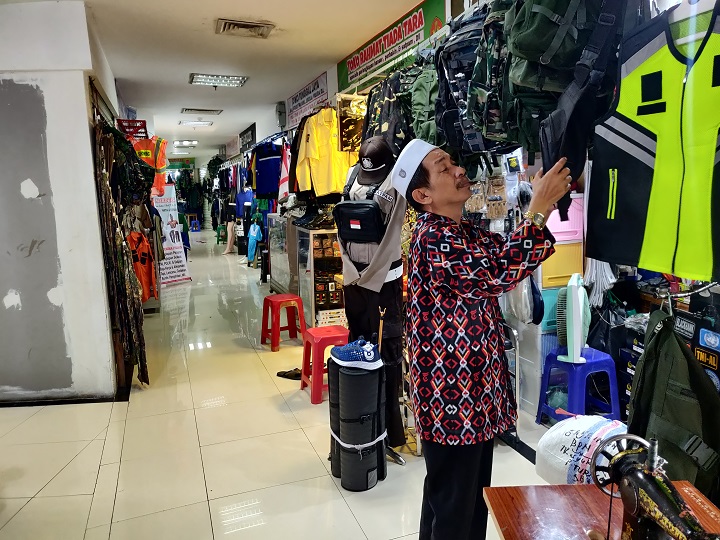 Haji Syukur dan beberapa pedagang di blok C Lantai 1 PTB, Jumat (31/3/2023) terlihat sudah sudah meramaikan berjualan di Pasar Turi Baru. SP/Timotius devan