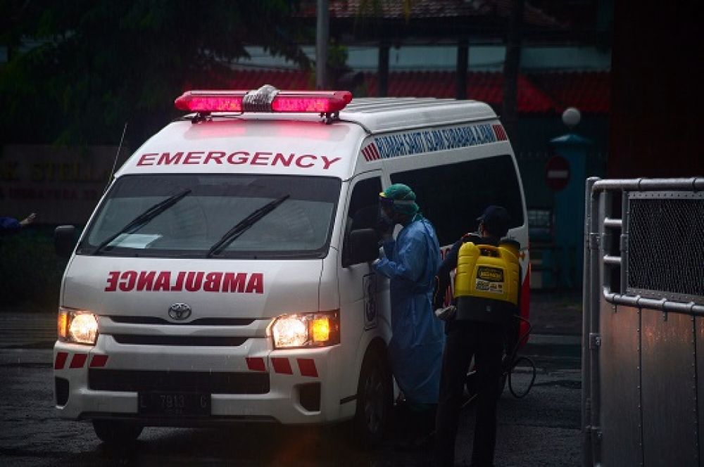 Petugas medis sedang mengevakuasi pasien yang terpapar virus Corona, yang ditempatkan di RS Darurat di Jalan Indrapura, Surabaya, kemarin.
Foto: Sp/Arlana Byob
