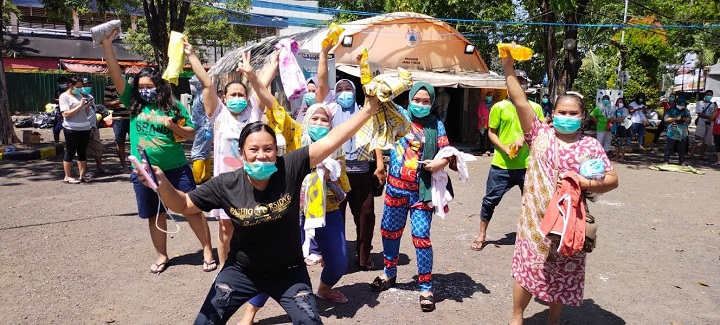 Para pasien covid-19 yang dirawat di RSLI Surabaya merayakan kesembuhan mereka dengan suka cita. Sp/semmy mantolas