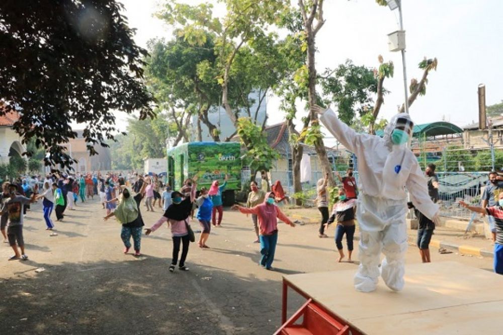Beberapa pasien Covid-19 yang dirawat di Asrama Haji menjalani senam pagi bersama petugas, kemarin. Sp/humas pemkot surabaya